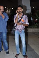 Dhanush return from Chennai in Mumbai Airport on 19th June 2013 (8).JPG